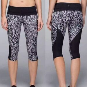 Lululemon Run A Marathon Crop II Pretty Palm Black Angel Wing Size‎ 4 Running